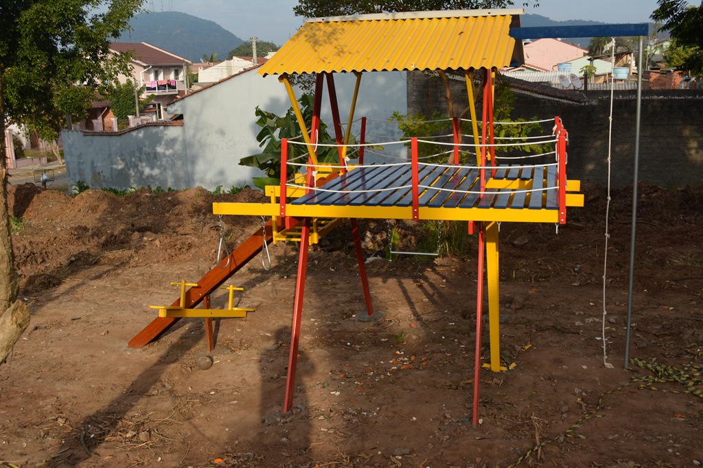 Área abandonada começa a ser transformada em praça 